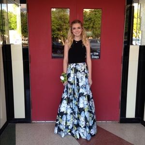 Prom dress! size 2 but fits like a 0!!